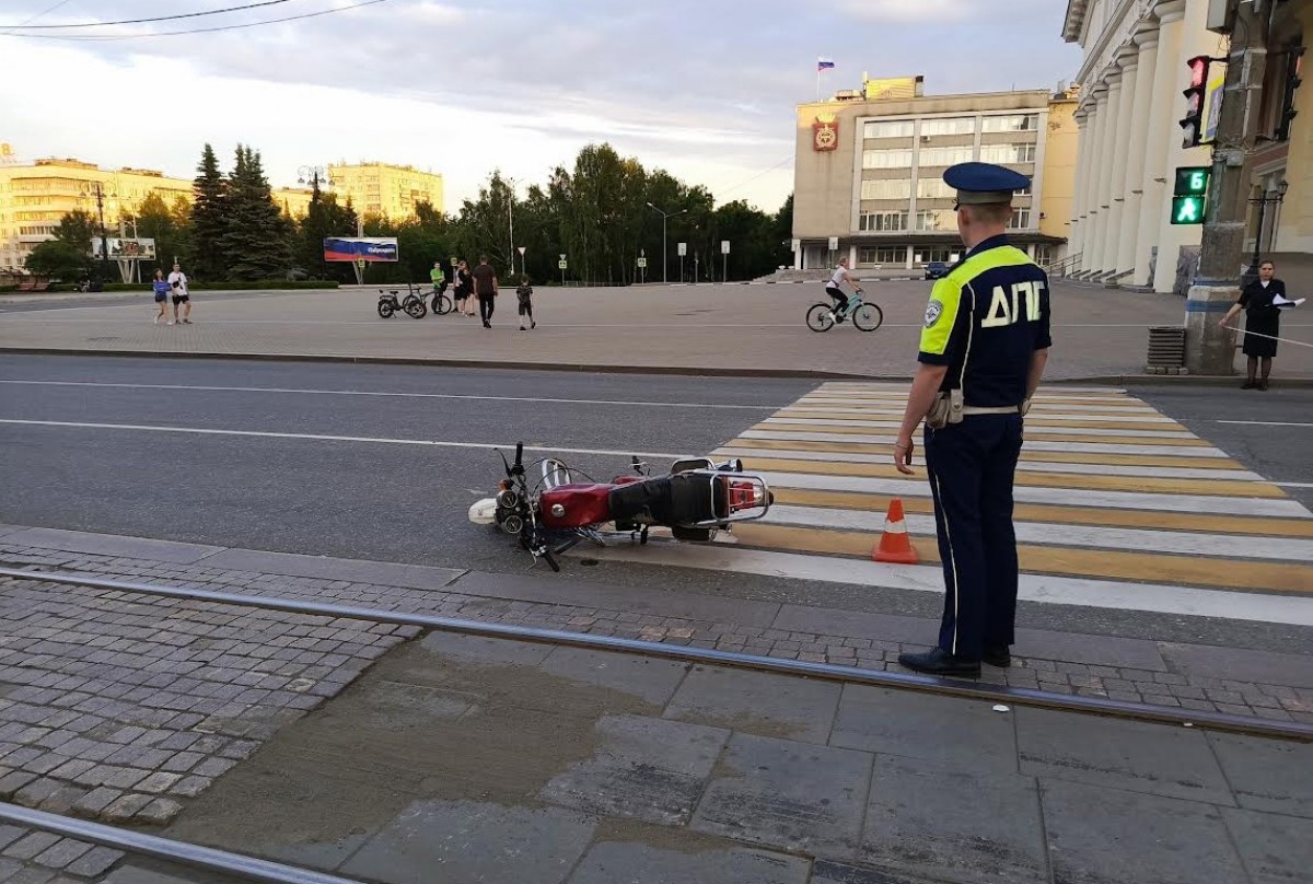 В ГИБДД рассказали подробности падения байкера в центре Нижнего Тагила