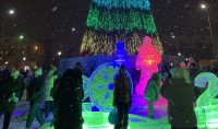 Уралвагонзавод открыл главную елку района с ледовым городком