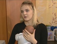 Девочку, которую в нижнетагильском перинатальном центре оставили с 10-сантиметровым катетером в вене, согласились оперировать в Москве