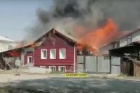 В Черноисточинске горят несколько домов (видео). Обновлено