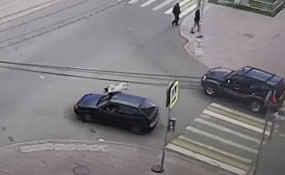Электросамокатчик выехал на «красный», влетел в автомобиль, встал и снова поехал под колёса машины: видео
