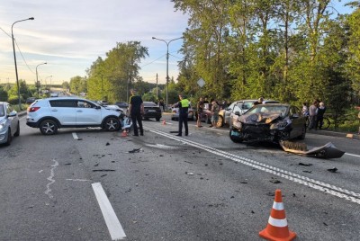 В Нижнем Тагиле массовая авария: столкнулись шесть автомобилей