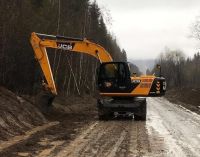 Министр транспорта области проверил, как ремонтируют дорогу до Серебрянки (фото)