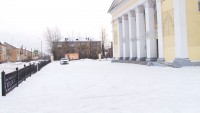 Не хватило снега: традиционную ледяную горку около ДК им. Гагарина так и не построили