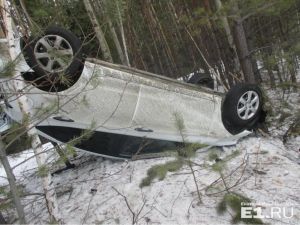 Под Нижним Тагилом автомобилистка вылетела с дороги и повесила машину на деревьях (фото)