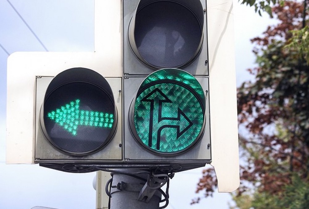 Светофоры всегда зеленые. Светофор со стрелкой. Светофор с доп секцией. Зеленая стрелка светофора. Дополнительная секция светофора со стрелкой.