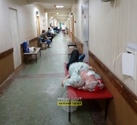 В тагильской больнице пациенты часами спят на кушетке в ожидании медпомощи (фото)