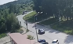 Как тагильский автобус врезался в столб, стоящий на дороге: видео
