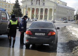 Начальника ГИБДД Нижнего Тагила заметили на дороге с цветами (фото)