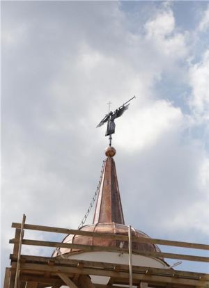 На купол сторожевой башни на Лисьей горе установили флюгер в виде архангела Михаила
