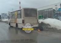 Появилось видео, как автобус в Нижнем Тагиле протащил дедушку по дороге