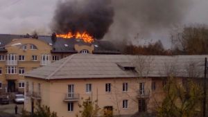 В центре города горит новый жилой дом (фото)