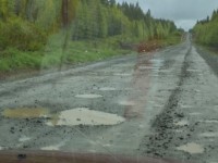 Прошло 8 месяцев: «президентскую» дорогу в Серебрянку за 285 млн вновь нужно ремонтировать (фото)