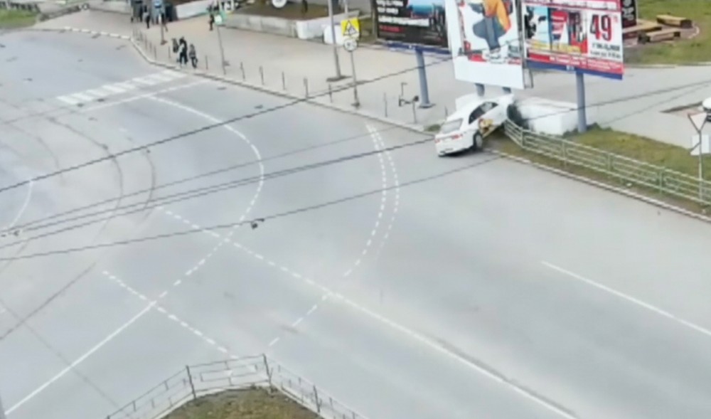 Странная авария с такси в Нижнем Тагиле попала на видео