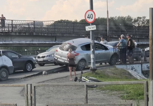 Чуть не улетела в реку: странная авария с участием автоледи попала на видео