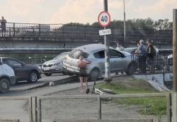Чуть не улетела в реку: странная авария с участием автоледи попала на видео