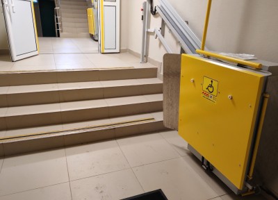 Доступная среда по-тагильски: колясочника в отремонтированной по указу Путина травматологии поднимали по ступеням другие пациенты