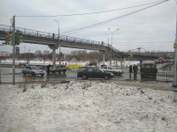 У временного моста по улице Красноармейская столкнулись легковушка и грузовая ГАЗель (видео)