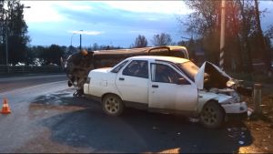 Серьезная авария на переезде на ВМЗ: водитель с 4-месячным стажем въехал во встречку (фото)