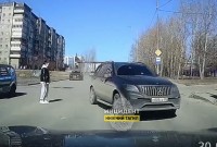 Дерзкий водитель Mercedes чуть не сбил девушку: тагильчане ждут реакции ГИБДД (видео)
