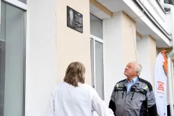 Мемориальную доску экс-руководителю УВЗ Николаю Малых открыли с опечаткой