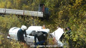 ДТП на Серовском тракте: столкнулись грузовой «КАМАЗ» и «Волга» (фото)