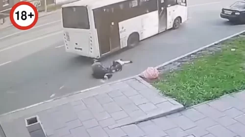 В Тагиле женщина с ребёнком выпали из движущегося автобуса, а водитель даже не остановился: видео