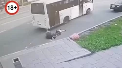 В Тагиле женщина с ребёнком выпали из движущегося автобуса, а водитель даже не остановился: видео