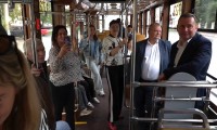 Мэр Нижнего Тагила обсудил развитие города с подписчиками в трамвае