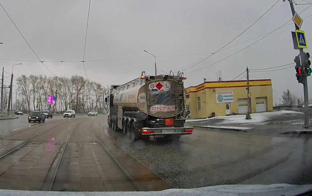 На тагильском перекрестке изменили схему движения, но водители продолжают ездить по привычке: видео