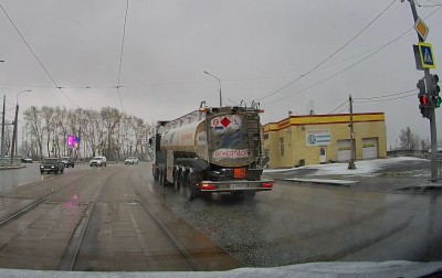 На тагильском перекрестке изменили схему движения, но водители продолжают ездить по привычке: видео