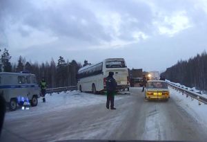 Под Нижний Тагилом на Серовском тракте столкнулись 2 автобуса и 6 автомобилей