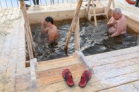 Тагильчане отметили Крещение купанием в проруби (фото)