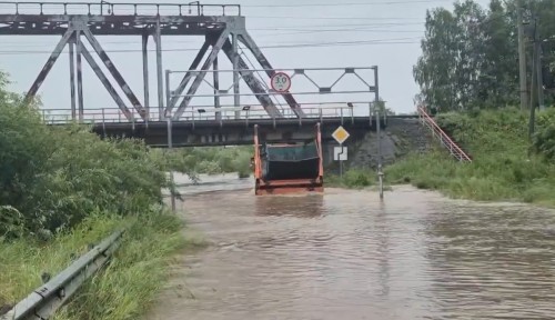 Река вышла из берегов, воды по колено: что происходит в пригороде Тагила