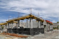 «Спрашивать будем строго»: мэр встретился с подрядчиком, который достроит детский центр на Гальянке