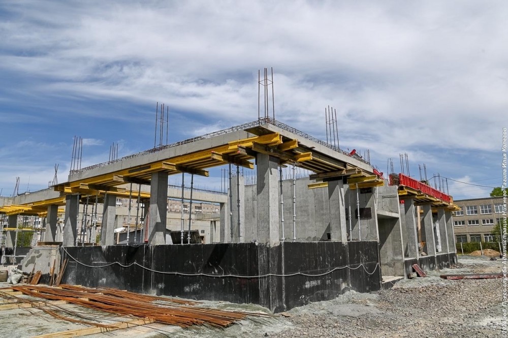 «Спрашивать будем строго»: мэр встретился с подрядчиком, который достроит детский центр на Гальянке