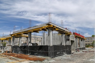 «Спрашивать будем строго»: мэр встретился с подрядчиком, который достроит детский центр на Гальянке