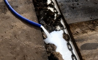 Почему свердловский фермер вынужден сливать молоко в землю? Заводы и власти дали свой ответ