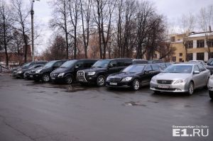 Как областное правительство экономит бюджетные деньги: в автопарке свердловского губернатора в Москве 11 элитных иномарок
