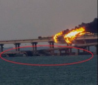 На Крымском мосту подорвали грузовик. Известно об обрушении двух пролётов (фото)