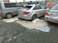 В Нижнем Тагиле с новостройки отвалился кусок штукатурки, разбиты два автомобиля (фото)
