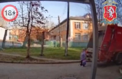 Мусоровоз, сдавая задним ходом, задавил бабушку: видео (18+)
