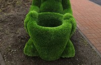 В сквере, который страдает от нашествия вандалов, установили новый арт-объект