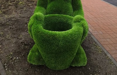 В сквере, который страдает от нашествия вандалов, установили новый арт-объект