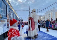 В Нижний Тагил приехал сказочный поезд Деда Мороза. Как это было