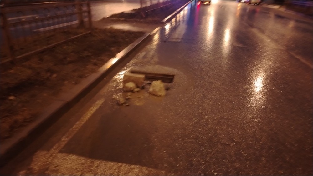 Пропавший люк на мосту через Тагильский пруд спровоцировал массовую аварию: видео