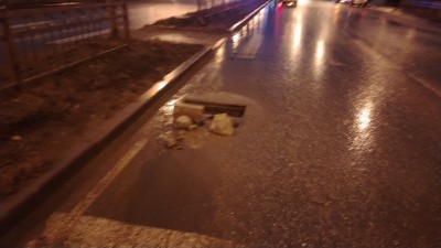 Пропавший люк на мосту через Тагильский пруд спровоцировал массовую аварию: видео