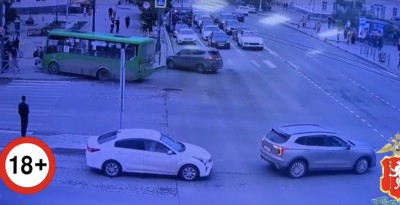 В центре Екатеринбурга автобус насмерть сбил четырех человек на тротуаре: видео