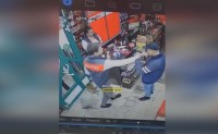 Разбил пак, подрался, вернулся с мамой: в тагильском алкомаркете засняли конфликт с покупателем