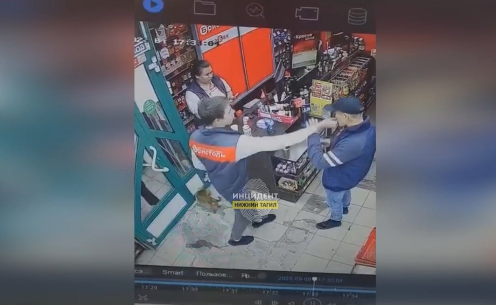 Разбил пак, подрался, вернулся с мамой: в тагильском алкомаркете засняли конфликт с покупателем